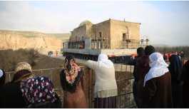 Hasankeyf'te 630 yıllık cami yerinden söküldü