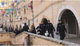 Urfa’da gözaltına alınanlar spor salonunda bekletiliyor