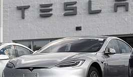 ABD menşeili Tesla'nın sürücüsüz aracı, Rusya yapımı robotla 'karşı karşıya geldi'
