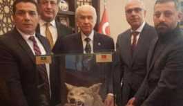 Bahçeli'ye doğum gününde kurt kafası hediyesi
