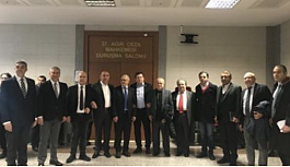 Bu dava bir komedi