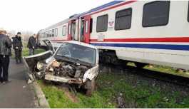 Tren hemzemin geçitte araca çarptı: 2 yaralı