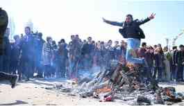 Van'da son yılların en görkemli Newroz'u kutlandı