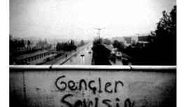 AA muhabiri 'Gençler sevişin' fotoğrafını paylaştığı için işten çıkarılmış