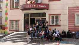 'Ailelere, HDP binası önündeki eyleme katılması için iş ve para teklifi' iddiası