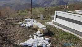 Askerler, ailelerin gözü önünde mezar taşlarını parçaladılar