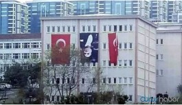 Atatürk’ün posterini ters astılar