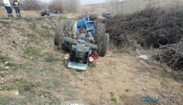 Devrilen traktörün altında kalan baba ve kızı hayatını kaybetti