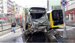 Raydan çıkan tramvay otobüs ile çarpıştı