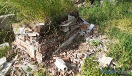 Askerler bir kentte daha mezar taşlarını paramparça etti