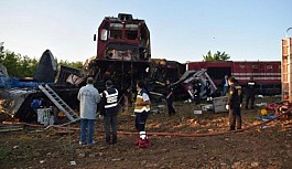 Yük trenleri kafa kafaya çarpıştı: 2 kişi yaşamını yitirdi, 3 kişi yaralandı