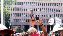 Avukatlara polis müdahalesinde Themis heykelinin başı koptu