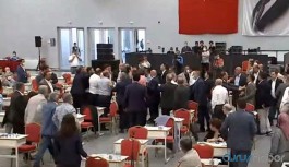 İBB Meclisi'nde 'FETÖ' gerginliği: Kolonya ve su bardakları havada uçuştu
