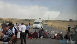 Suyu kesilen mahalleli yolu trafiğe kapattı