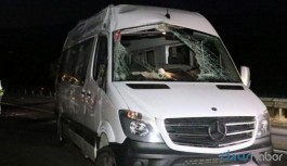 Cenazeye gidenleri taşıyan minibüs devrildi: Çok sayıda yaralı var