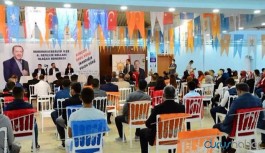 AKP kongresinde Türkiye bayrağının üzerine oturdular