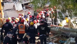 20 kişinin enkaz altında olduğu enkazda anne ve 4 çocuğuna ulaşıldı