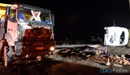 İşçi servisi kamyonla çarpıştı: 1 ölü, 14 yaralı