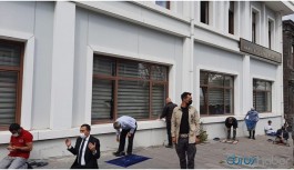 Kars kayyımı belediye önünde namaz kıldı