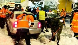 Burası Yunanistan: Karda mahsur kalan sürücülere 2 bin euro tazminat