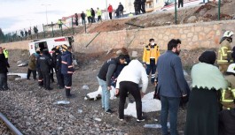 Kırıkkale'de işçi servisi tren yoluna devrildi: Çok sayıda yaralı