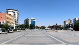 Diyarbakır'da sıcak nedeniyle cadde ve sokaklar boş kaldı