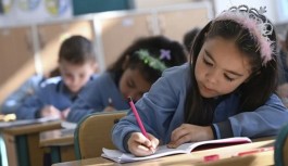 MEB'in seçtiği okullarda beşinci sınıfta 14 saat İngilizce, iki saat Almanca dersi verilecek
