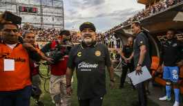 Maradona sabahları takım elbise giymediği...