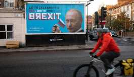 İngiliz Proud Bear aktivistleri, Brexit'i Putinli reklam panolarıyla 'kutluyor'