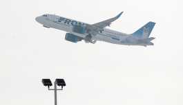 Airbus 320 uçağının havadayken sökülen motor kaplaması bir yolcu tarafından görüntülendi
