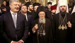 Bartholomeos, Ukrayna Ortodoks Kilisesi'ne otosefallik kazandıran Tomos'u Ukrayna'ya verdi