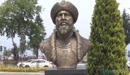 Dizi oyuncusuna benzetilen Ertuğrul Gazi büstü ile ilgili 2 yönetici görevden alındı