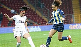 Galatasaray ve Fenerbahçe kadın futbol takımları kadına yönelik şiddete karşı sahada