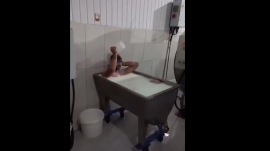 Süt fabrikasında skandal görüntü: Süt kazanına girip banyo yaptı