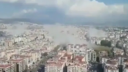 Depremin İzmir'i vurduğu an kamerada