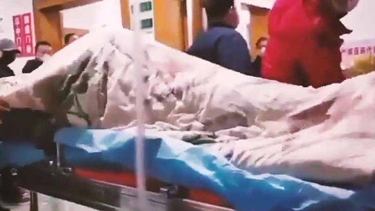 Corona virüsü bulaşan hastanın kriz anı! İşte dehşet veren görüntü!